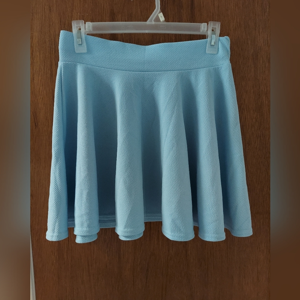 Flowy, mid thigh skirt. Baby blue size medium